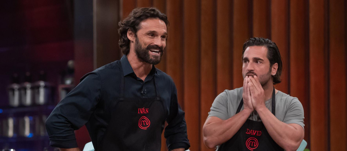 Iván Sánchez, en la imagen junto a David Bustamante, fue uno de los expulsados de este lunes en 'Masterchef Celebrity'