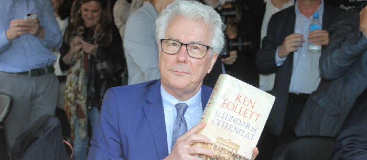Ken Follet durante el Día Internacional del Libro en Barcelona en 2015