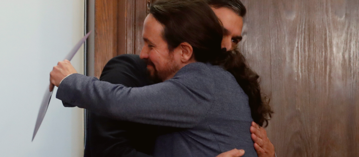 pablo iglesias y Sánchez se abrazan