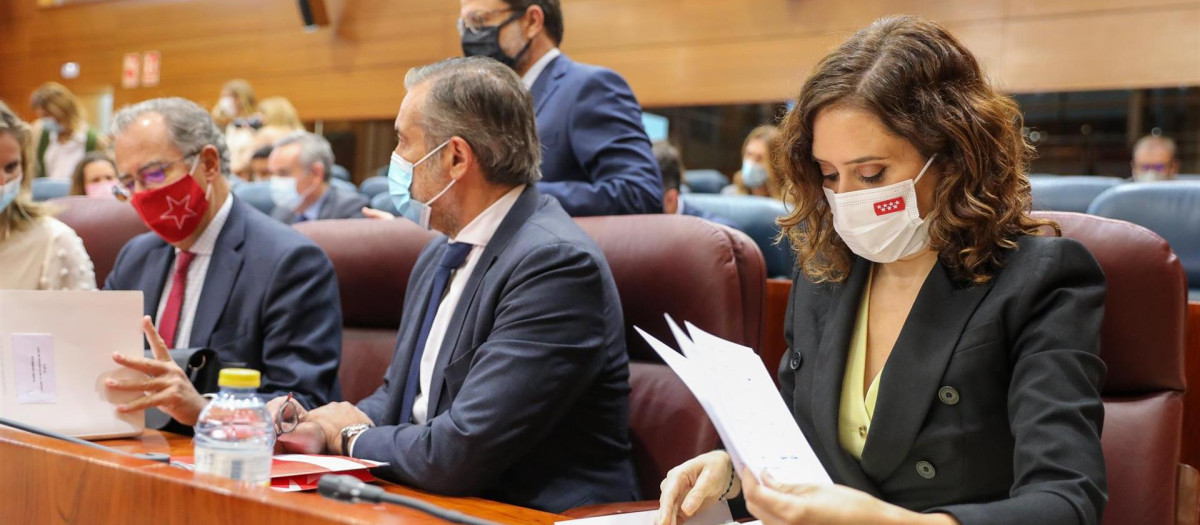 La presidenta de la Comunidad de Madrid, Isabel Díaz Ayuso, en el pleno de la Asamblea regional
