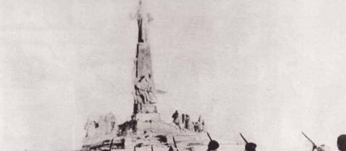 Milicianos republicanos fusilando la estatua del Sagrado Corazón, en el Cerro de los Ángeles