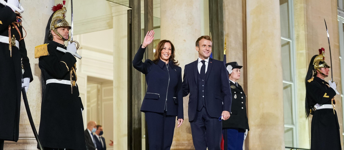 La vicepresidenta Kamala Harris (Izq.) y el presidente Emmanuel Macron (Der.)