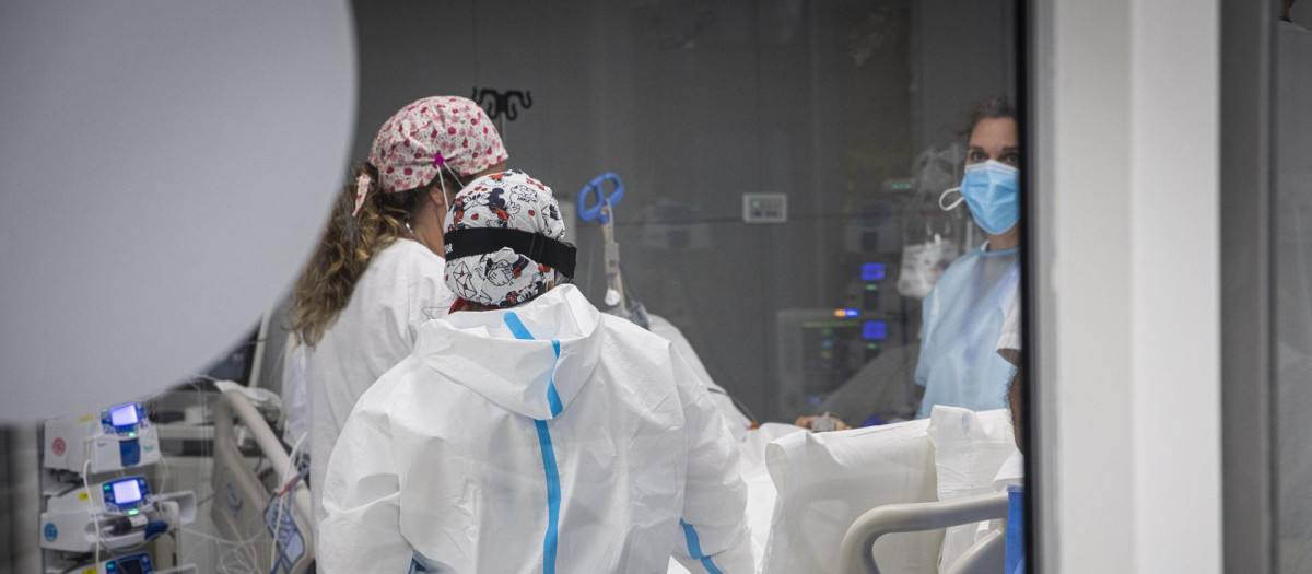 Un grupo de médicos atienden a un paciente en el Hospital Isabel Zendal de Madrid