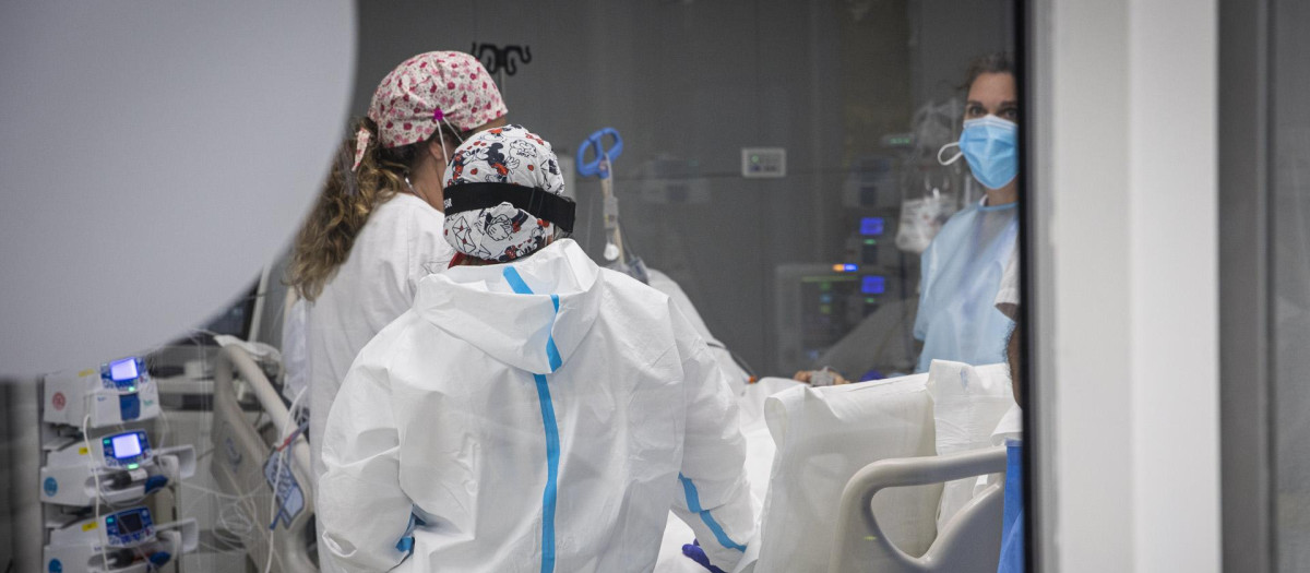 Un grupo de médicos atienden a un paciente en el Hospital Isabel Zendal de Madrid
