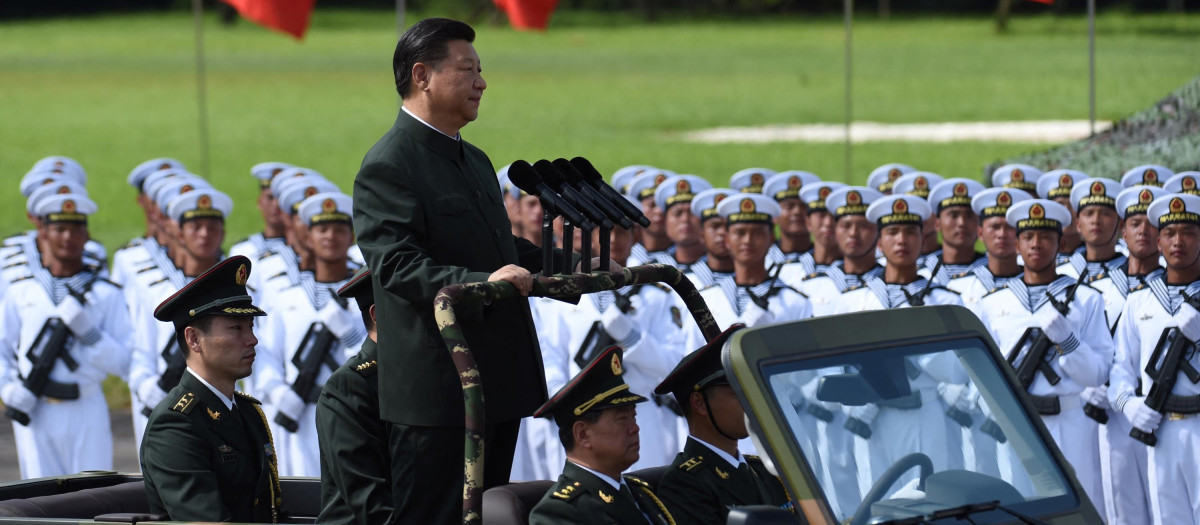 El presidente Xi Jinping durante un desfile militar en Hong Kong
