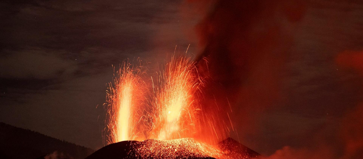 Imagen del volcán expulsando lava y gases tóxicos