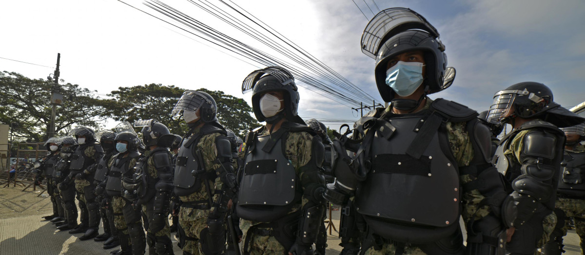 Fuerzas enviadas a controlar la violencia en el interior de la cárcel de Guayaquil