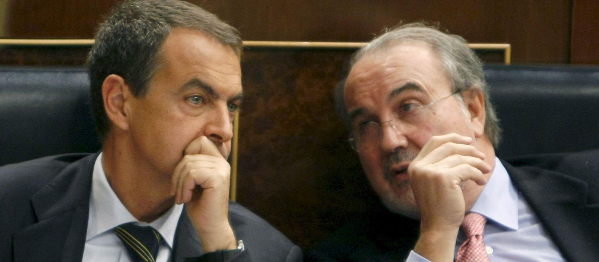 José Luis Rodríguez Zapatero y Pedro Solbes, por entonces presidente y ministro de economía, ambos minimizaron el alcance de la crisis de 2008. fotografía de 2009 en el congreso