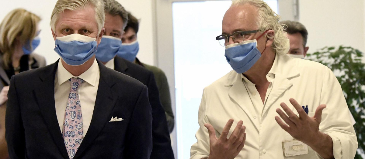 El Rey Felipe de Bélgica, en una visita a un hospital durante la pandemia de covid