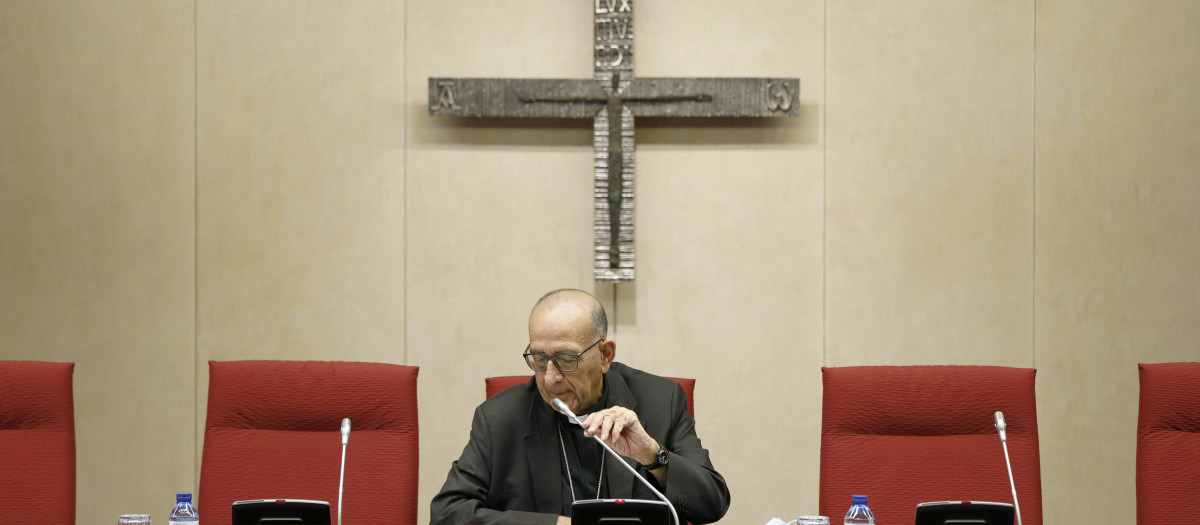 El presidente de la Conferencia Episcopal Española, el cardenal y arzobispo de Barcelona, en la sala de la Plenaria