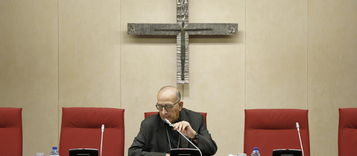 El presidente de la Conferencia Episcopal Española, el cardenal y arzobispo de Barcelona, en la sala de la Plenaria