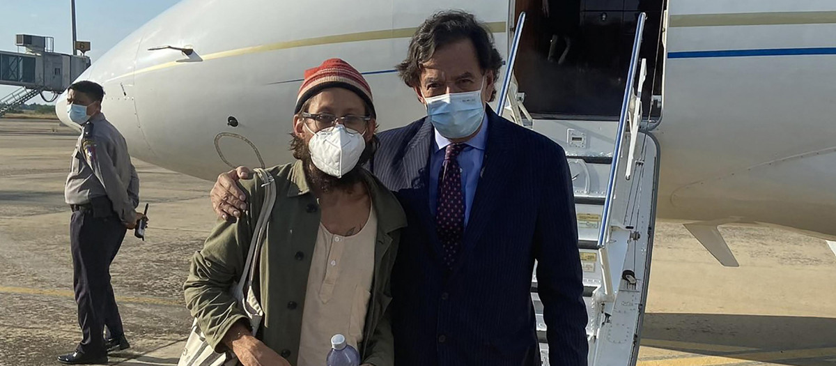 Danny Fenster (izq) junto con el exdiplomático estadounidense Bill Richardson