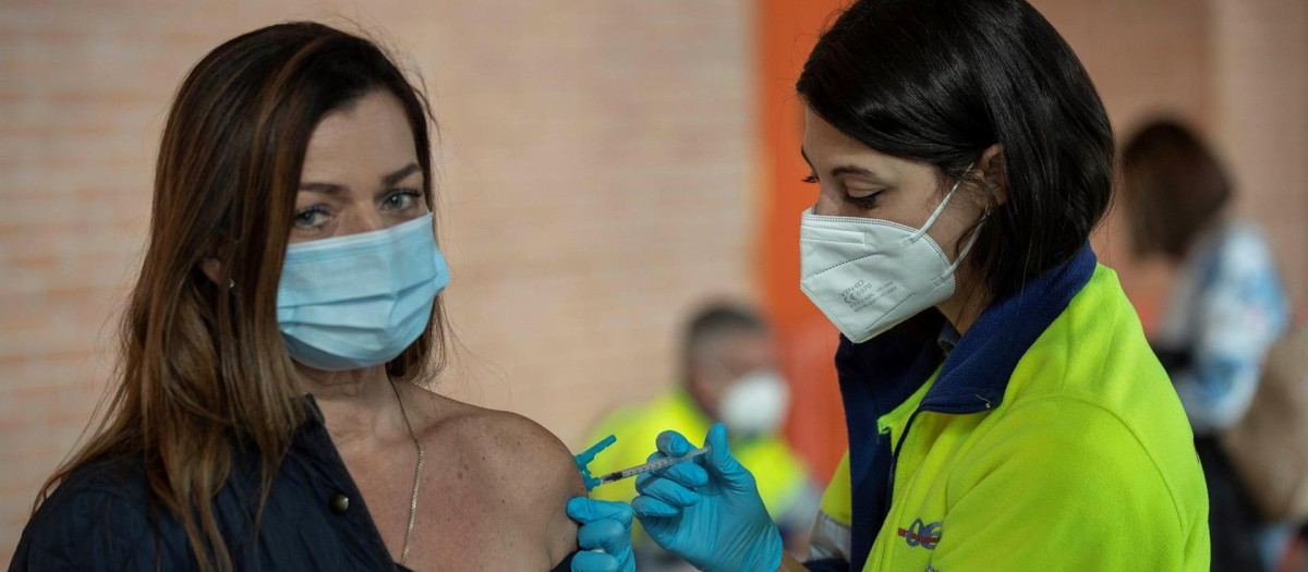Una mujer es vacuna en Murcia