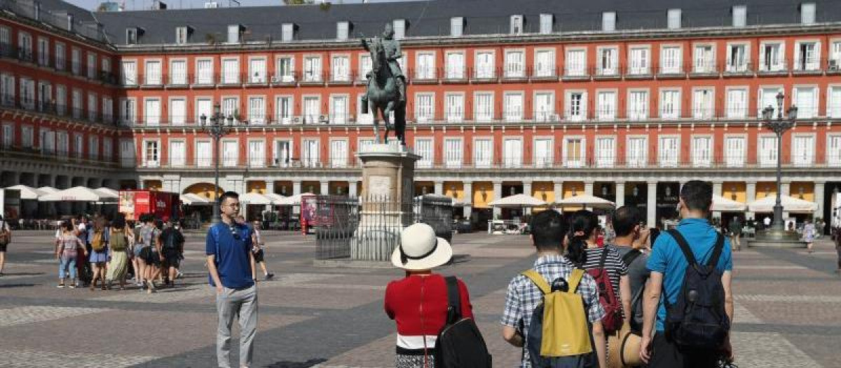 Turistas en la Plaza Mayor de Madrid