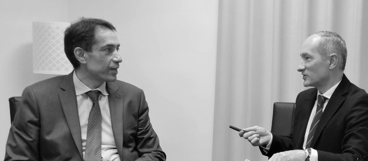 Antonio Olivié conversando con el embajador de Azerbayán en El Vaticano, Rahman Mustafayev