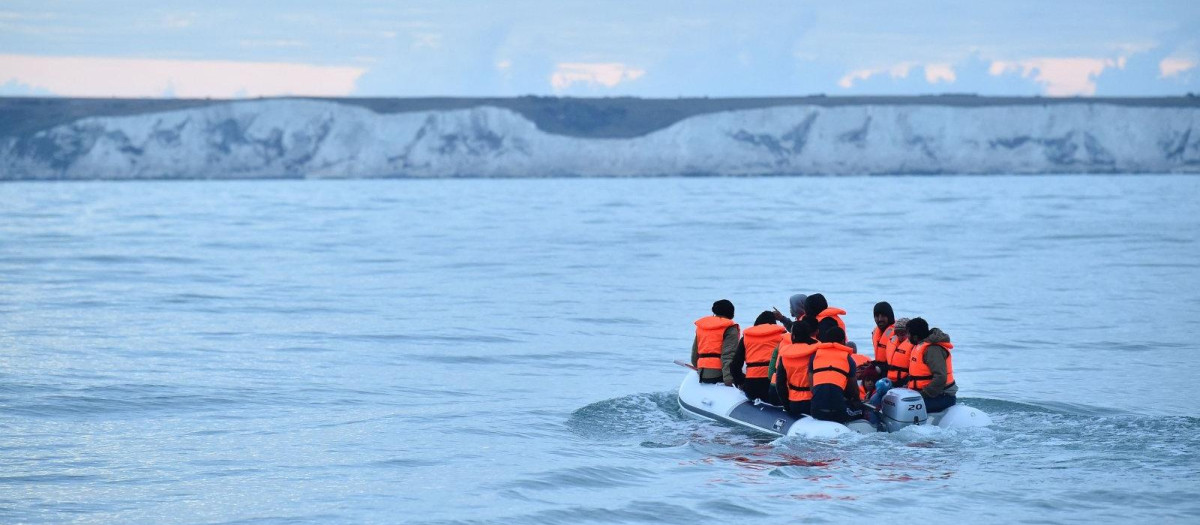 Migrantes cruzando el Canal, con la costa inglesa en el horizonte