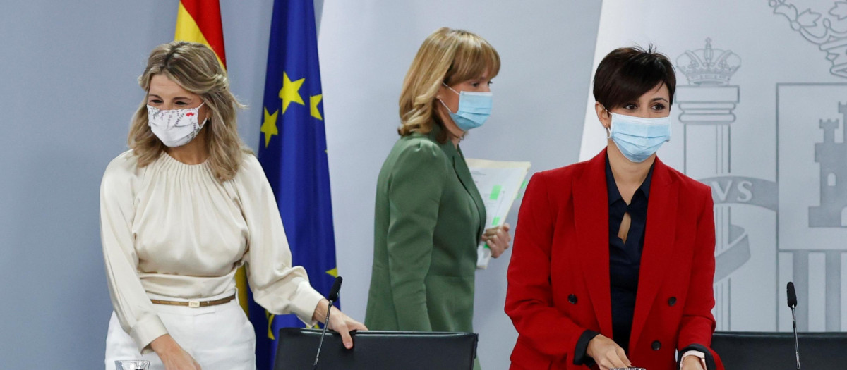 La vicepresidenta segunda del Gobierno y ministra de Trabajo, Yolanda Díaz, la portavoz del Gobierno y ministra de Política Territorial, Isabel Rodríguez y la ministra de Educación, Pilar Alegría.