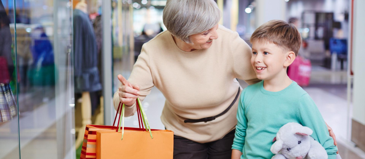 Una abuela, junto a su nieto