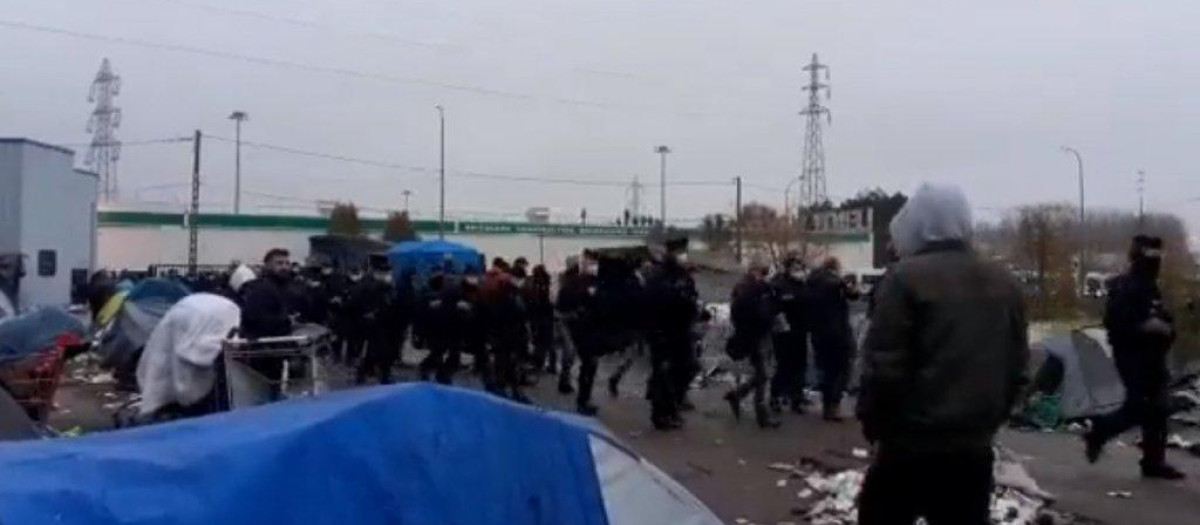 La policía francesa desmanteló el campo de Grande-Synthe