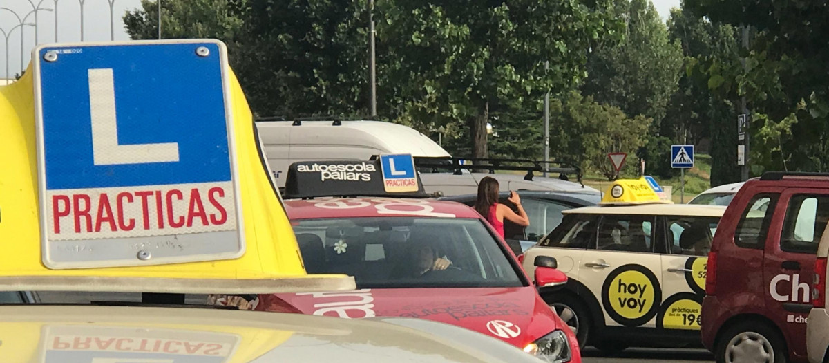 Varios vehículos de autoescuelas ante la sede de la DGT en Lérida