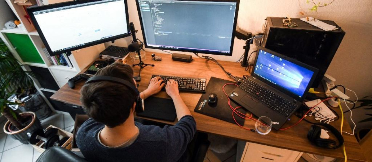 Un desarrollador informático escribiendo código