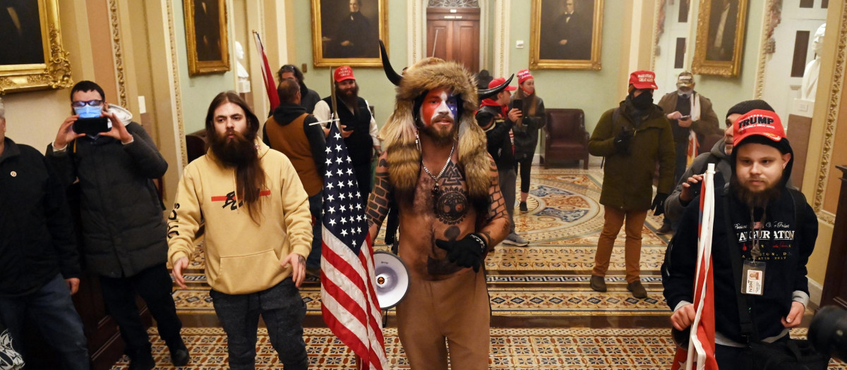 Jacob Anthony Chansley, también conocido como QAnon Shaman (C)