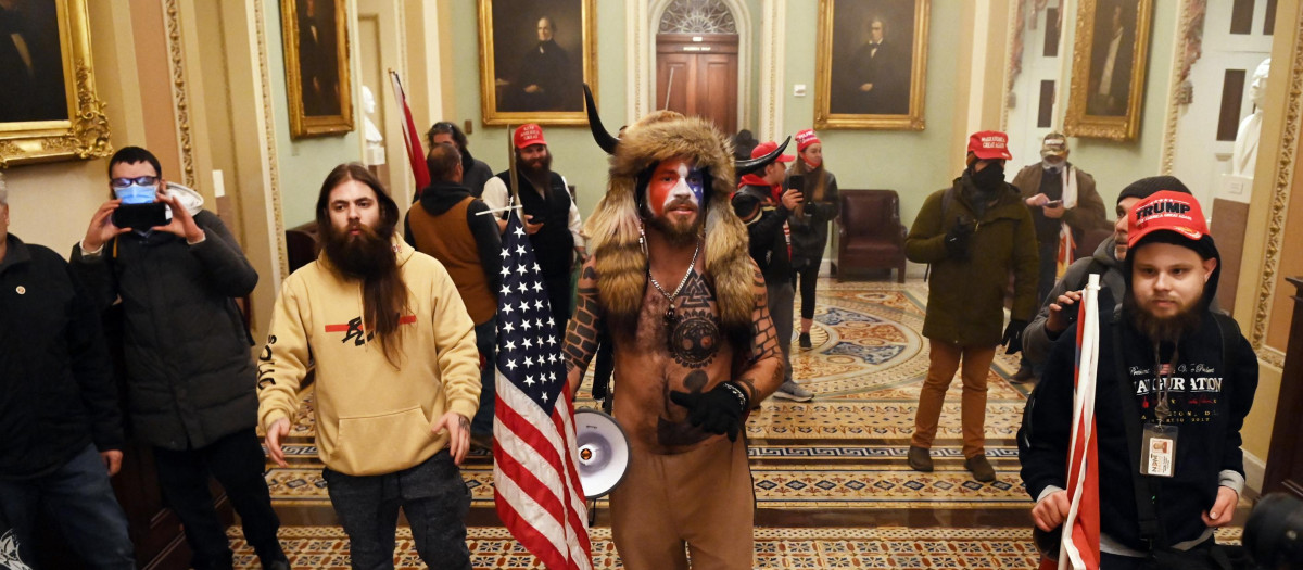 Jacob Anthony Chansley, también conocido como QAnon Shaman (C)