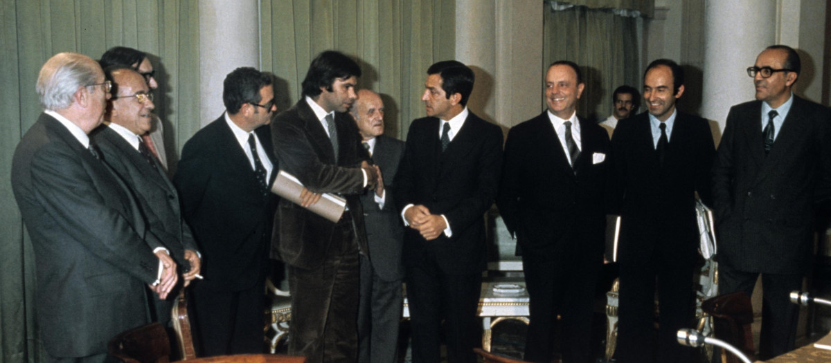Enrique Tierno Galván, Santiago Carrillo, José María Triginer, Joan Raventos, Felipe González, Juan Ajuriaguerra, Adolfo Suárez, Manuel Fraga, Miguel Roca y Leopoldo Calvo Sotelo (i-d) posan para los medios tras la firma de los «Pactos de la Moncloa»