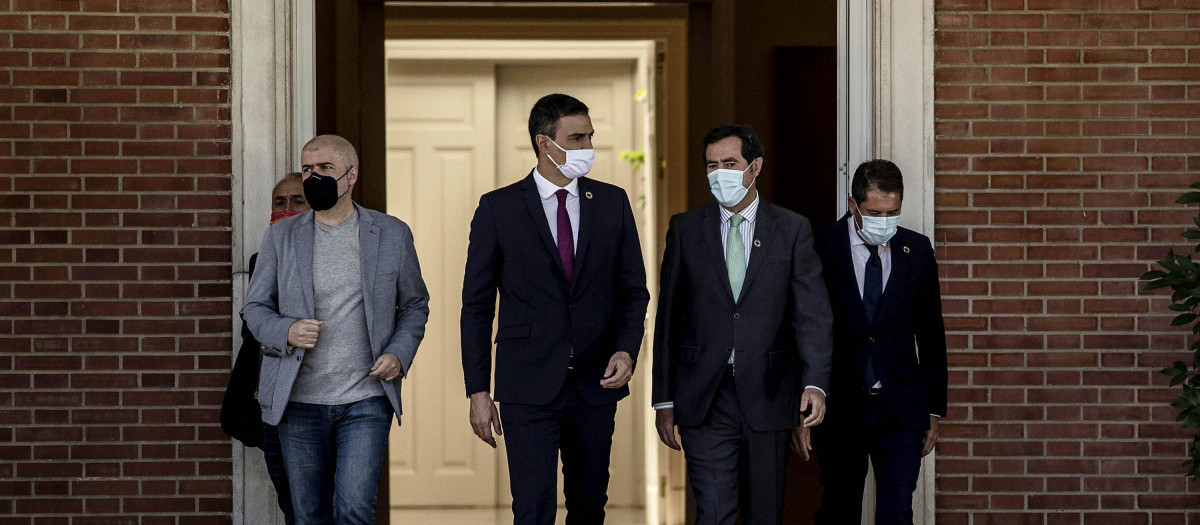 El presidente del Gobierno, Pedro Sánchez, junto al líder de la CEOE, Antonio Garamendi