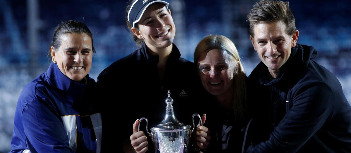 La española Garbiñe Muguruza celebra al ganar el torneo de la Akron WTA Finals con su entrenadora, Conchita Martínez