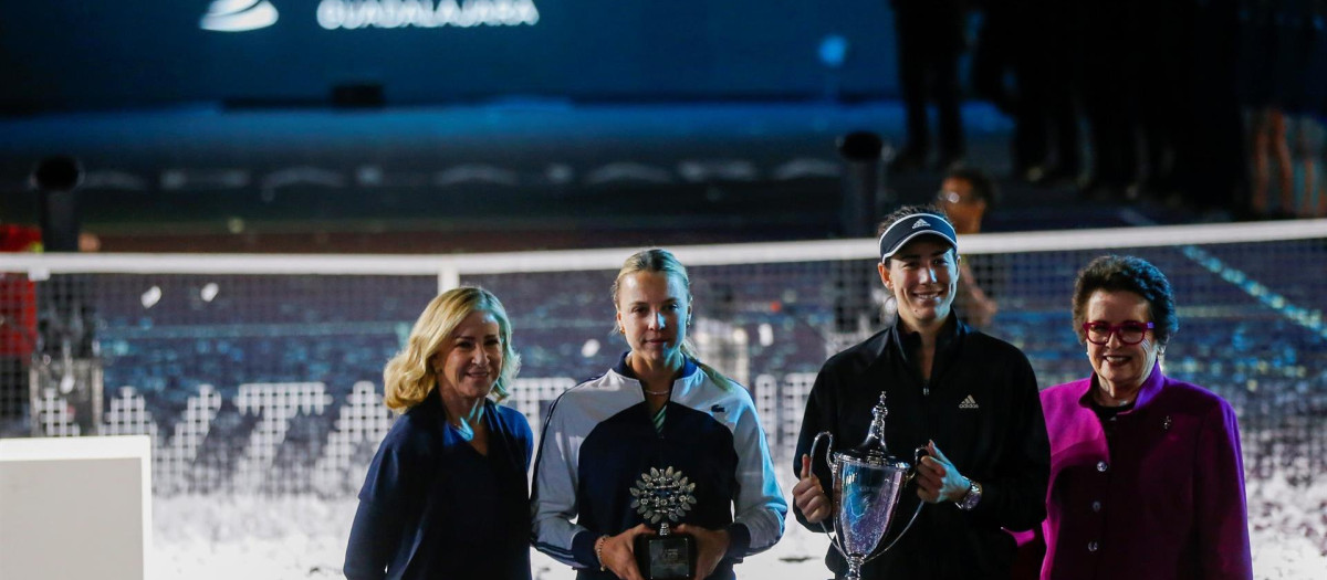 La española Garbiñe Muguruza (2-d) y la estonia Anett Kontaveit (2-i) posan acompañadas por las extenistas Cris Evert Lloyd (i) y Billie Jean King, en la entrega de premios del torneo de la Akron WTA Finals en Guadalajara (México)