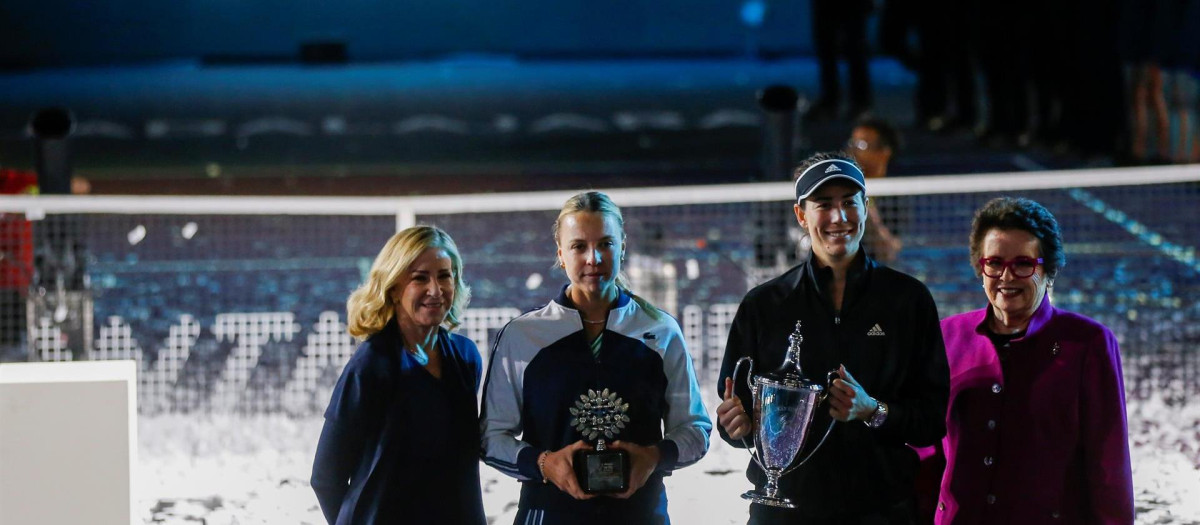 La española Garbiñe Muguruza (2-d) y la estonia Anett Kontaveit (2-i) posan acompañadas por las extenistas Cris Evert Lloyd (i) y Billie Jean King, en la entrega de premios del torneo de la Akron WTA Finals en Guadalajara (México)