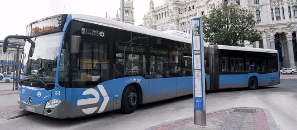 Archivo - Un autobús de la Empresa Municipal de Transportes (EMT), en la plaza de Cibeles.