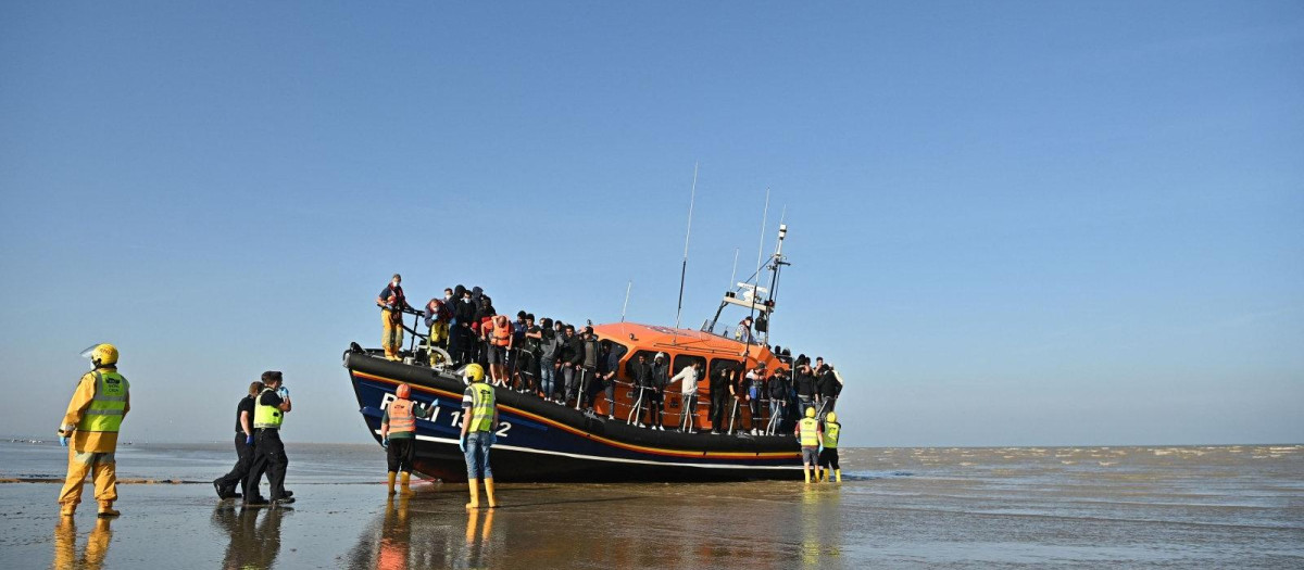 Migrantes desembarcando en la costa británica