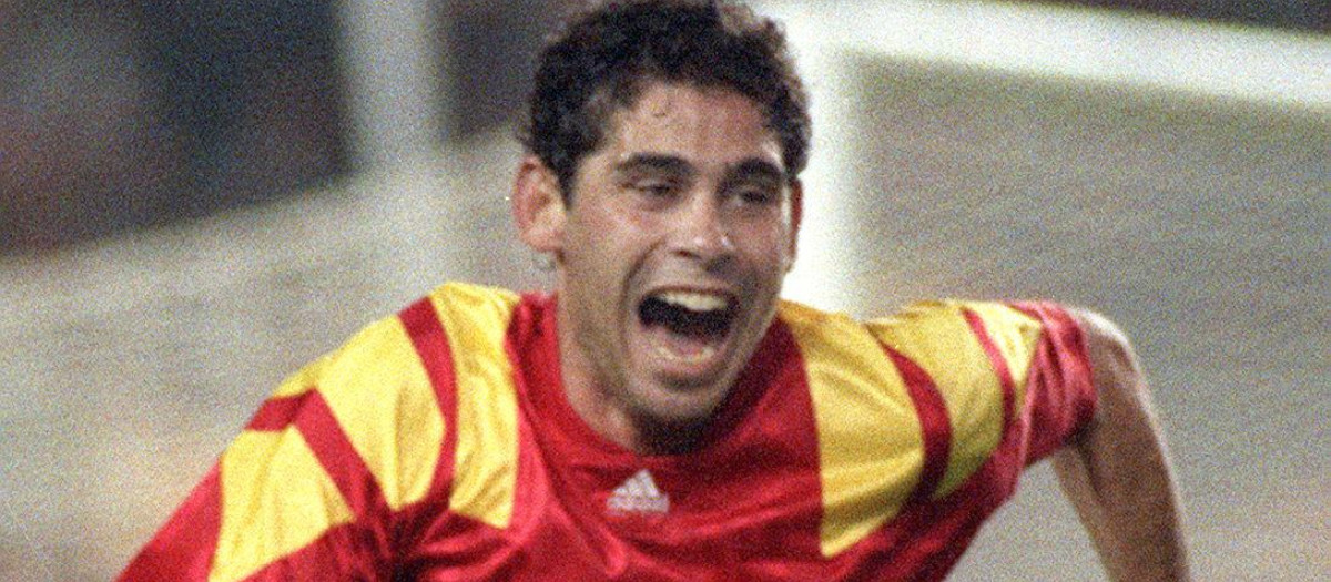 MUNDIAL DE FÚTBOL DE ESTADOS UNIDOS 1994- PARTIDOS CLASIFICACIÓN: Sevilla, 17-11-1993.- Fernando Hierro celebra el gol que acababa de marcar y que significaba la clasificación de España para el Mundial de Estados Unidos. Efe/ Emilio Morenatti