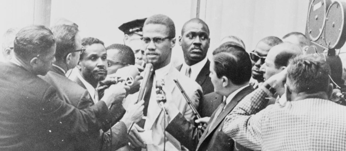 Malcolm X en una conferencia de prensa en 1964