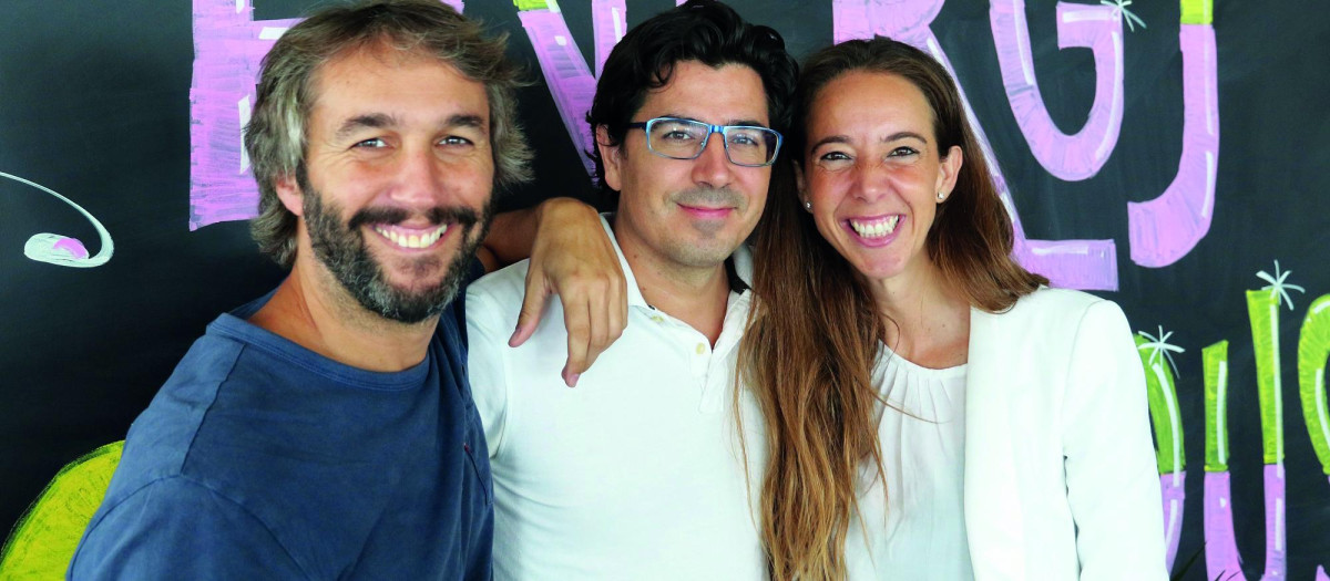 Carlota Pi junto a los otros fundadores de Holaluz, Oriol Vila y Ferrán Nogué