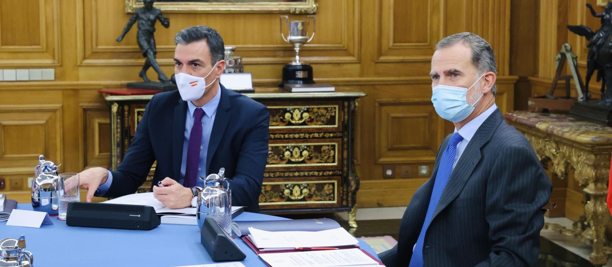 El Rey presidiendo el Consejo de Seguridad Nacional, acompañado por Pedro Sánchez.