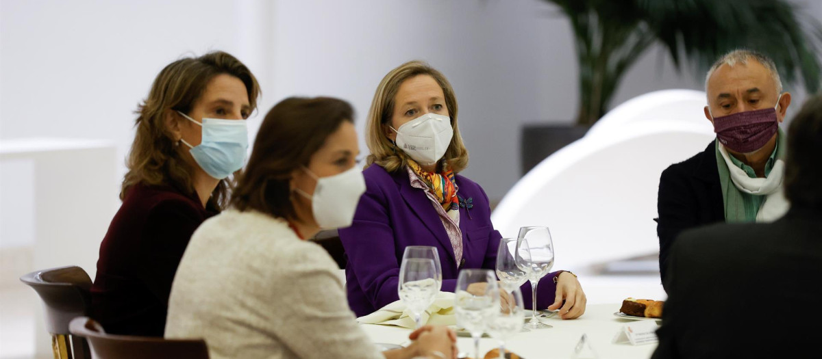 Desayuno de trabajo entre Gobierno y sindicatos en Moncloa