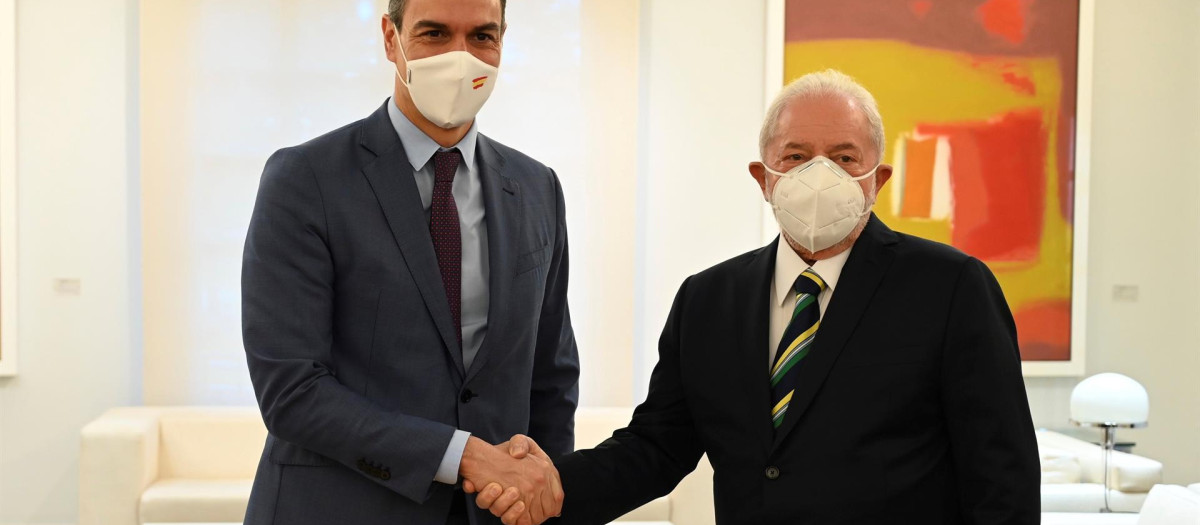 El presidente del Gobierno, Pedro Sánchez, ha recibido hoy viernes en el palacio de La Moncloa al expresidente de Brasil, Lula da Silva, en el contexto de la gira europea que, además de a España, le ha llevado a Francia, Alemania y Bélgica