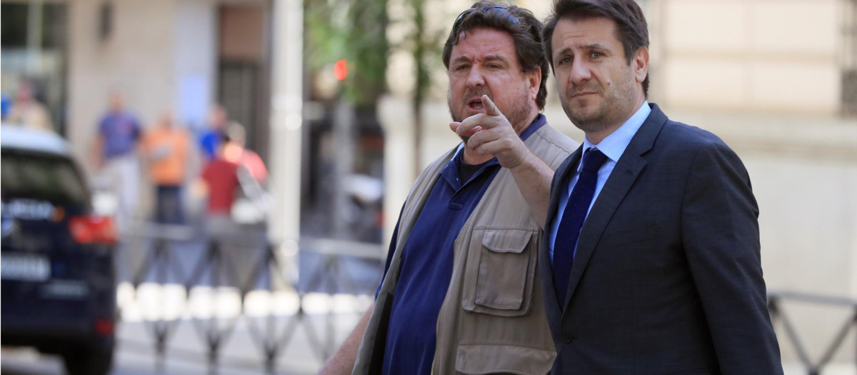 El exconcejal del PP en Majadahonda José Luis Peñas, a la izquierda