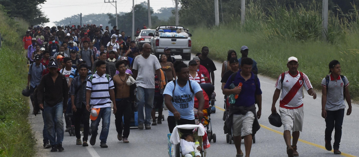 Migrantes en una carretera de Veracruz se dirigen en caravana hacia Estados Unidos