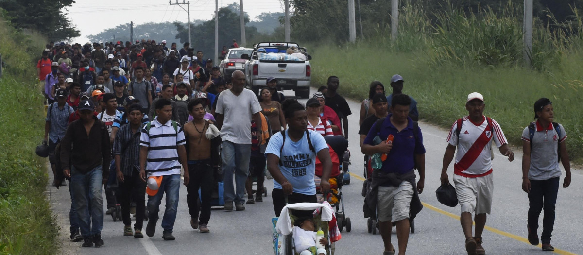 Migrantes en una carretera de Veracruz se dirigen en caravana hacia Estados Unidos