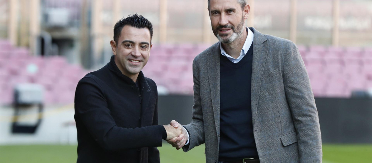 Xavi Hernández y Vicente Moreno recuperan la tradicional fotografía de técnicos 686 días después