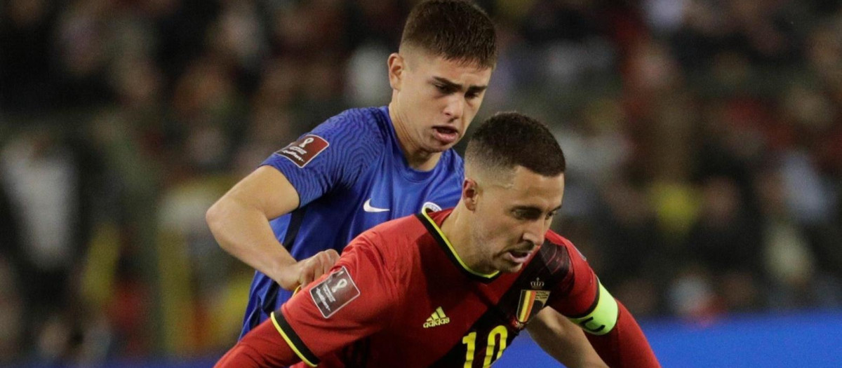 El belga Eden Hazard junto al estonio Maksim Paskotsi en el partido que les clasificó para Qatar 2022