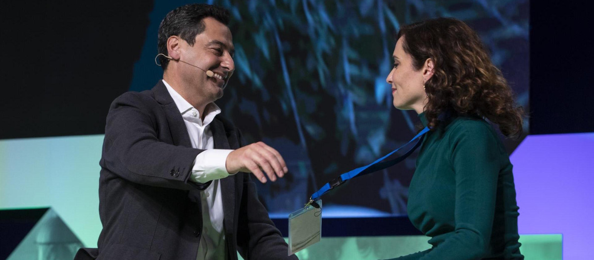 El presidente de la comunidad de Andalucía, Juanma Moreno, con la presidenta de la Comunidad de Madrid, Isabel Díaz Ayuso, en el XVI Congreso Autonómico del PP Andaluz