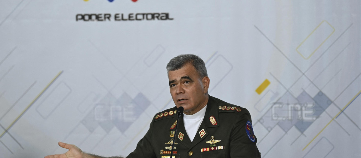 El ministro de Defensa de Venezuela, Vladimir Padrino, en el CNE