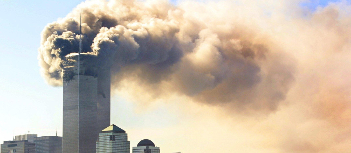 Atentados terroristas del 11-S a las Torres Gemelas: 2.000 millones de personas
A diferencia del resto de las retransmisiones de televisión en directo más vistas de la historia, los terribles atentados del 11-S en Estados Unidos en 2001 fueron un acontecimiento inesperado. Se estima que 2.000 millones de personas de todo el mundo conectaron su televisor aquel fatídico día que cambió la historia para informarse en directo de los ataques terroristas a las Torres Gemelas de Nueva York.