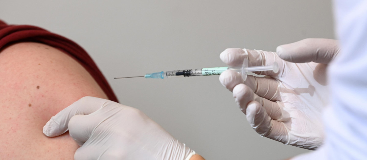 Un médico vacuna a un paciente en un centro de vacunación de Múnich