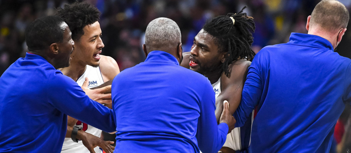 Los compañeros de equipo de Isaiah Stewart, de Detroit Pistons, le frenan tras recibir el codazo de LeBron James